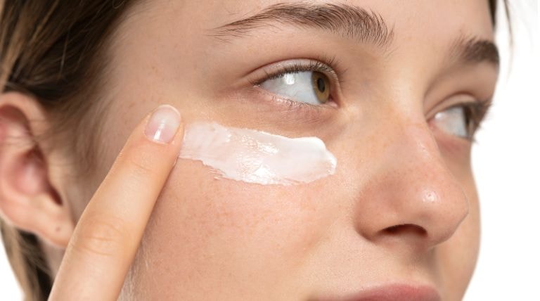 Jovem aplicando hidratante para o rosto