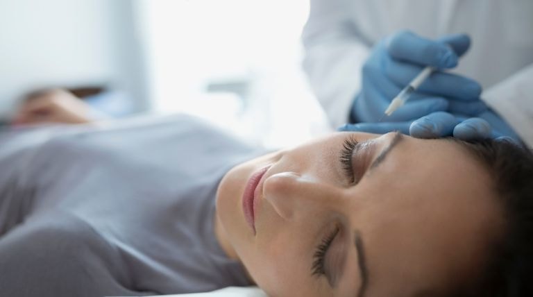 Mulher em um consultório durante o tratamento do skin booster facial