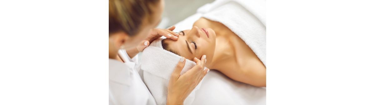 Profissional se prepara para realizar o tratamento skin booster com ácido hialurônico em sua paciente