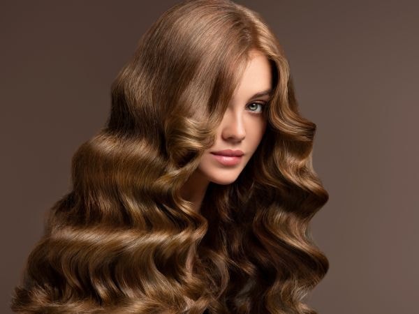 Modelo com o cabelo marrom dourado de tamanho longo.