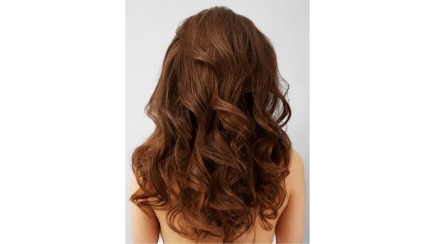 Foto de um cabelo médio e ondulado de cor marrom dourado.