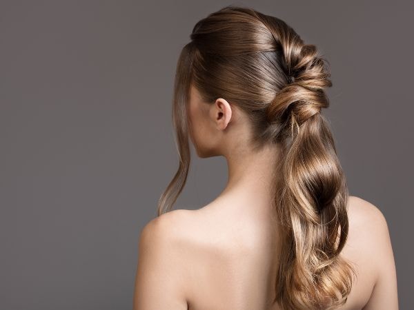 Foto de mulher com o cabelo loiro manteiga perolado em base mais escura