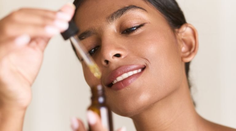 Jovem escolhe utilizar os benefícios do ácido hialurônico com um sérum facial de ácido hialurônico