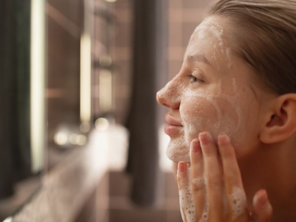 Mulher realiza a limpeza de pele para remover sujeira e impurezas que podem causar micoses na pele.
