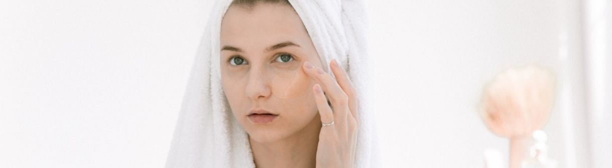 3 benefícios de usar a máscara de olhos antes de fazer a maquiagem + dicas de como fazer a make durar