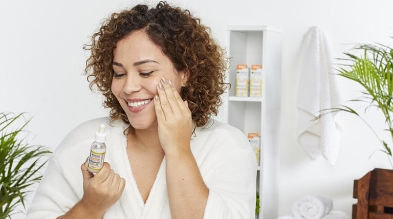 5 benefícios do sérum de vitamina C para pele oleosa e com marcas