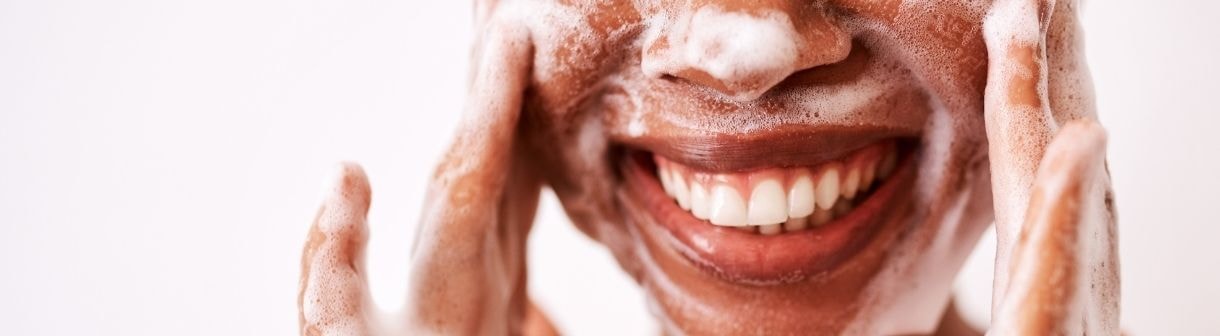 5 produtos com vitamina C para o rosto para incluir na rotina de skincare da pele oleosa e com manchas