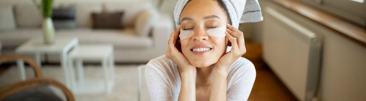 Ácido hialurônico + água de coco: como esses ativos podem diminuir olheiras, inchaço e rugas ao redor dos olhos