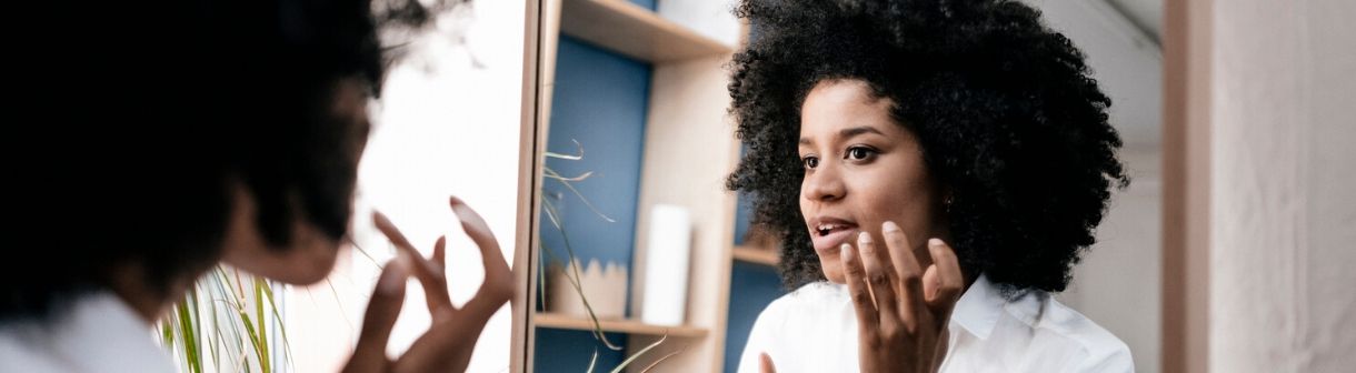 Água micelar com vitamina C pode ajudar a clarear manchas