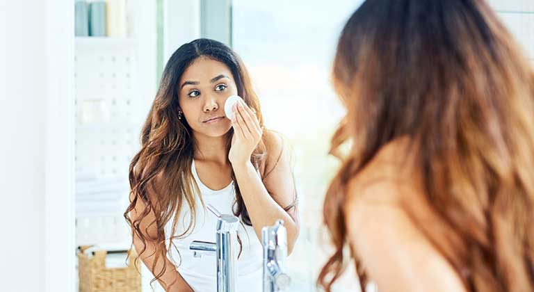 Muito mais do que remover a maquiagem conheca as vantagens de usar agua micelar com vitamina C