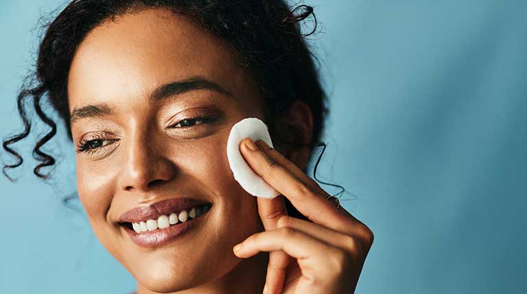 Água micelar: para que serve? Conheça 8 benefícios de limpar a pele e remover a maquiagem com esse produto