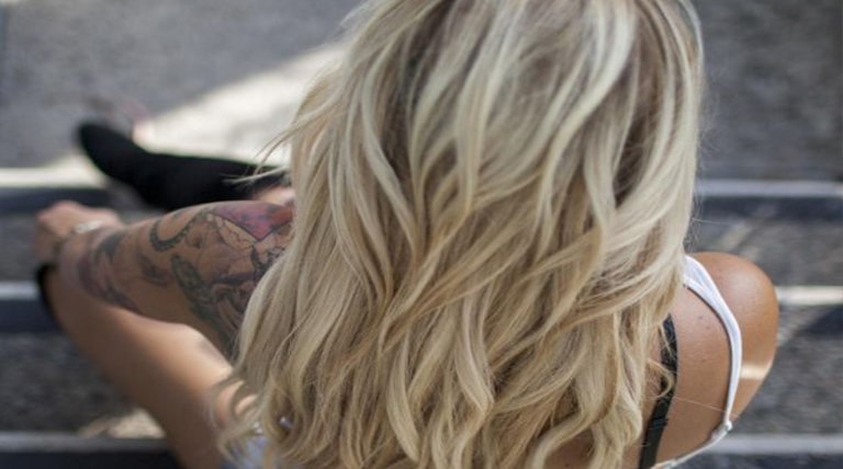 Cabelo loiro platinado: Cuidados a ter ao descolorir e o que fazer para manter os fios saudáveis