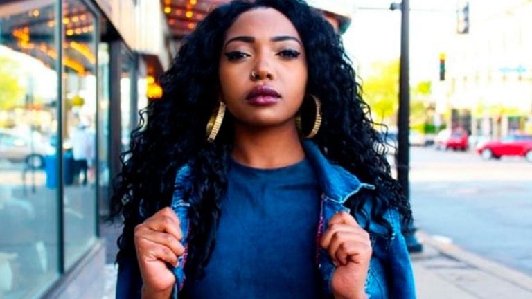 Cabelo preto azulado