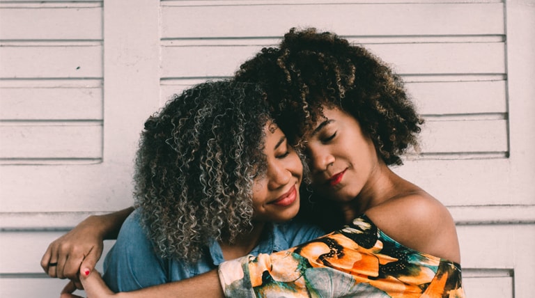 Cabelos cacheados com luzes como acertar