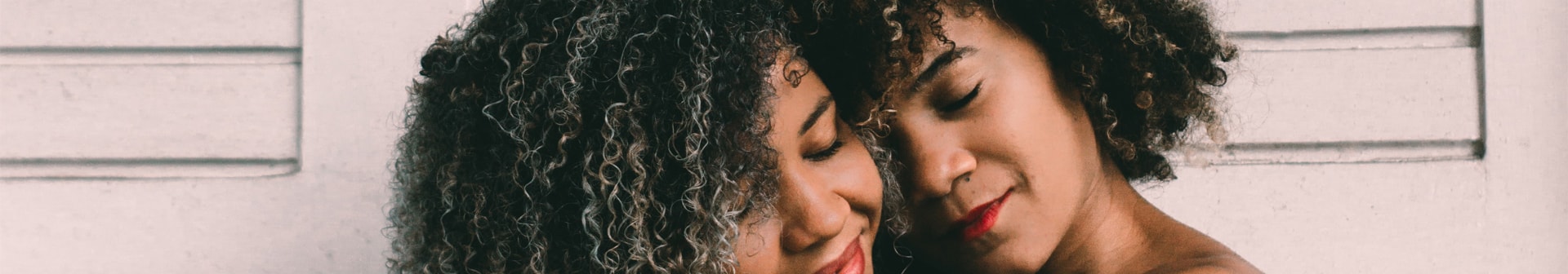 Cabelos cacheados com luzes como acertar