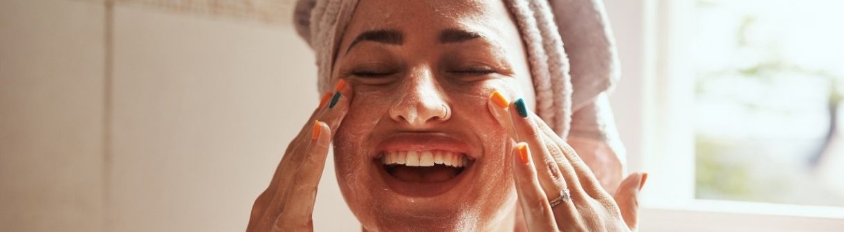 Como lavar o rosto: qual é o jeito certo? 2 passos para limpar a pele com sabonete líquido facial e água micelar
