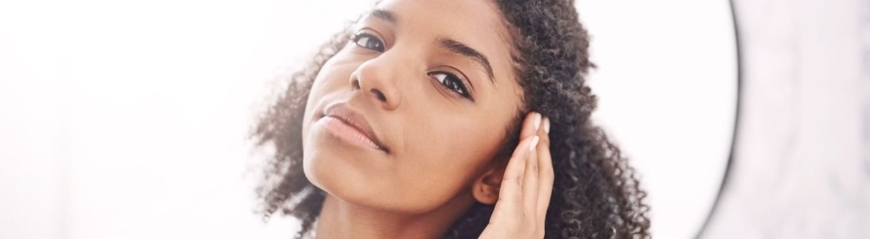 Como passar protetor solar com cor na pele do rosto? Passo a passo para incluir o produto na rotina de skincare