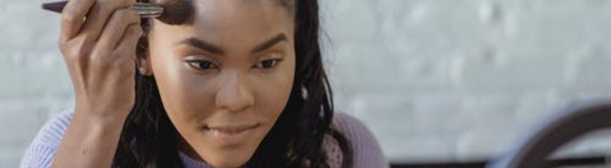 como reaplicar o protetor solar com cor sem remover a maquiagem