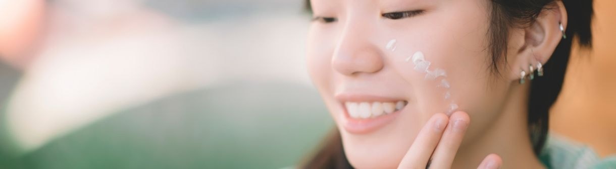 Como tratar manchas na pele em casa: creme com vitamina C, protetor solar, esfoliação... 4 dicas para diminuir essas marcas