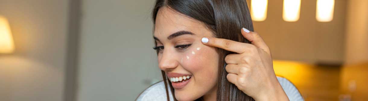 Creme com vitamina C para o rosto clareia manchas na pele?