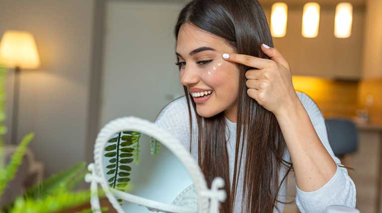 Creme com vitamina C para o rosto clareia manchas na pele?