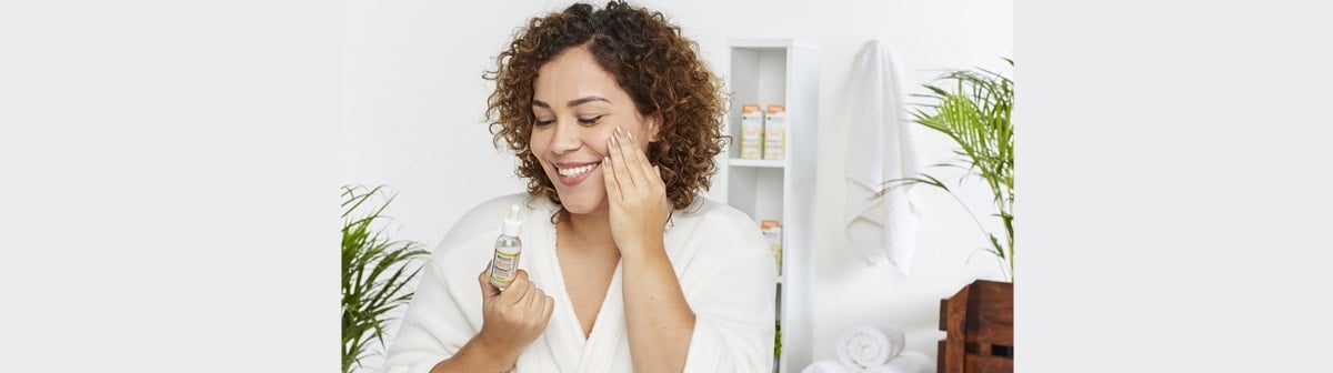 Sérum facial: dermatologista explica a melhor forma de aplicar o sérum
