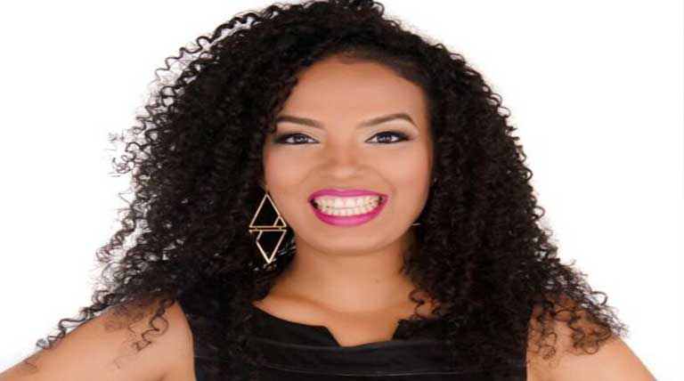 Elas dizem: Cacheadas preferem vermelho e chocolate na hora de pintar