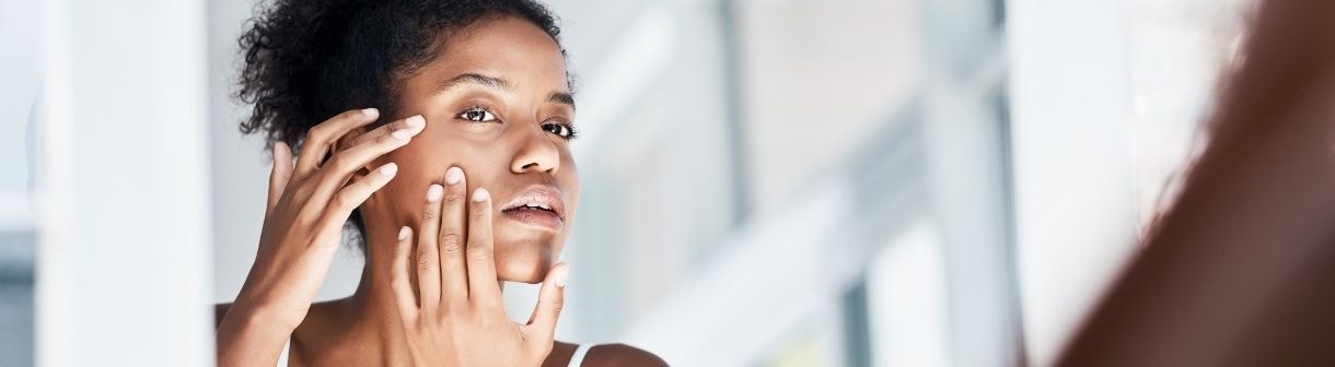 Extração de cravos e espinhas da pele oleosa: pode ser feita em casa? Quais cuidados precisamos ter? 4 dúvidas sobre o procedimento