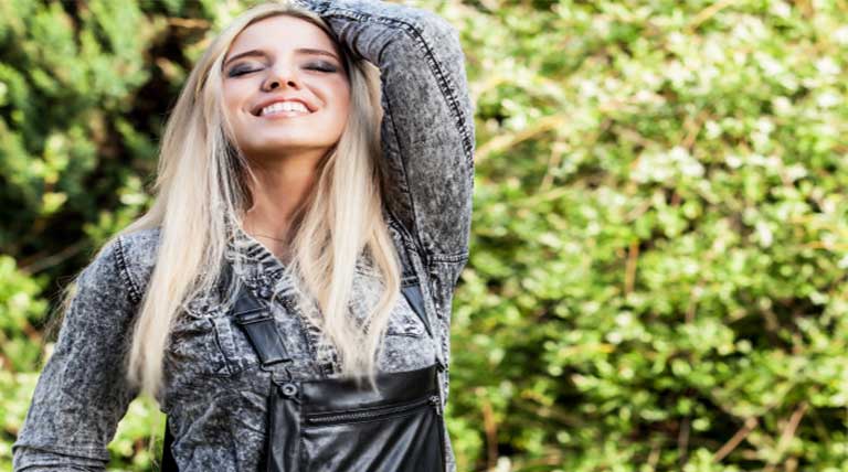 Guia de como cuidar do loiro platinado: o que você precisa fazer depois de clarear o cabelo | Garnier