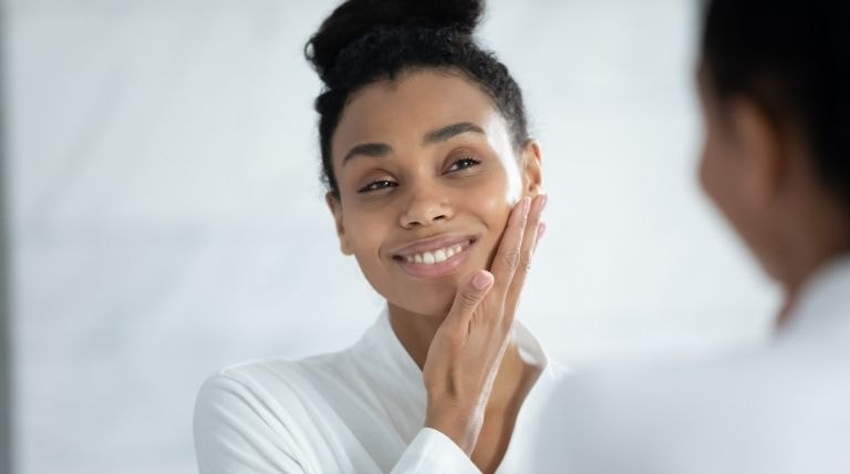 Hidratante facial para pele com manchas: qual é a melhor opção de produto?