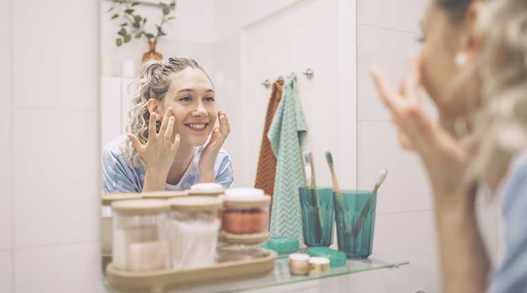 Limpeza de pele 7 passos para garantir uma pele renovada sem sair de casa