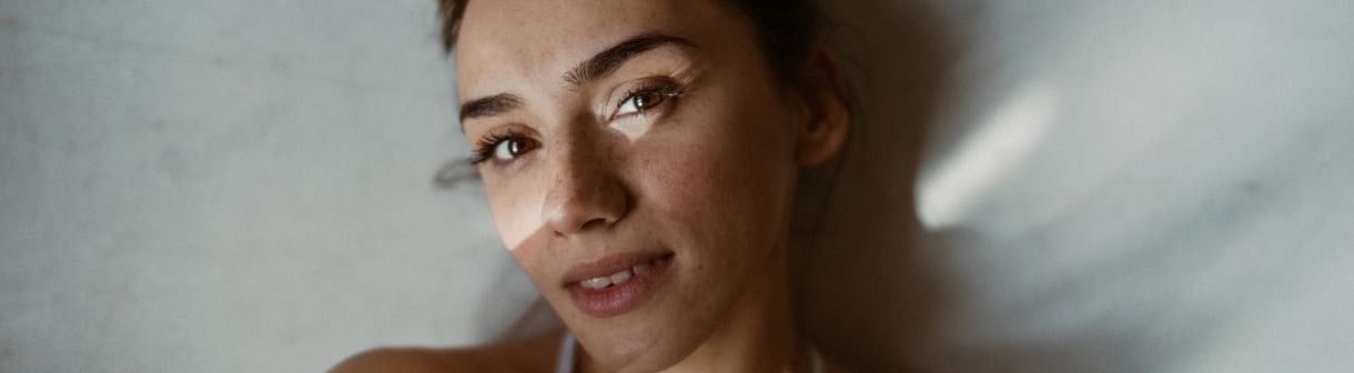 Manchas de melasma são mais comuns no verão? Dermatologista explica os motivos, tratamento e como prevenir essas marcas Manchas de melasma são mais comuns no verão? Dermatologista explica os motivos, tratamento e como prevenir essas marcas