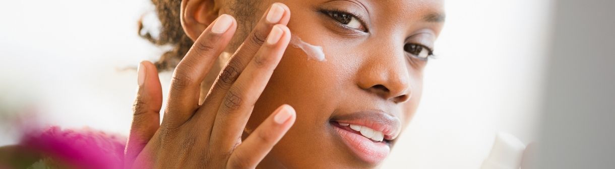 Manchas na pele negra são mais difíceis de tratar? Descubra o melhor tratamento e como prevenir as marcas 1220