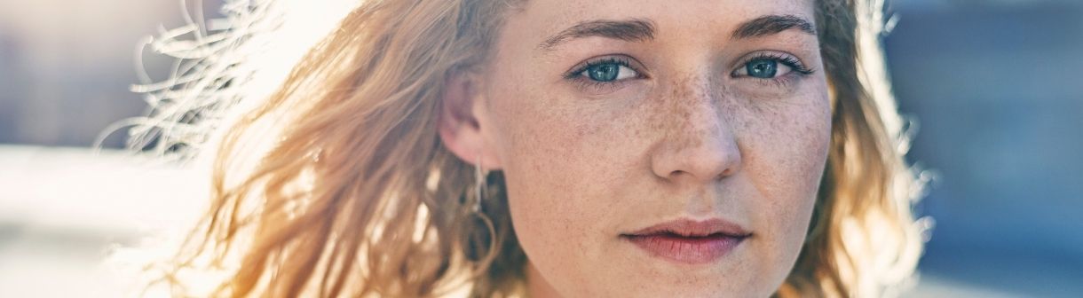 Manchas na pele no verão: quais são os tipos mais comuns? Como prevenir essas marcas? Descubra o melhor tratamento para cada uma delas