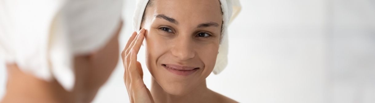 Manchas na pele podem ser tratadas com protetor hidratante com cor e vitamina C? Como incluir o produto na rotina de skincare antimanchas