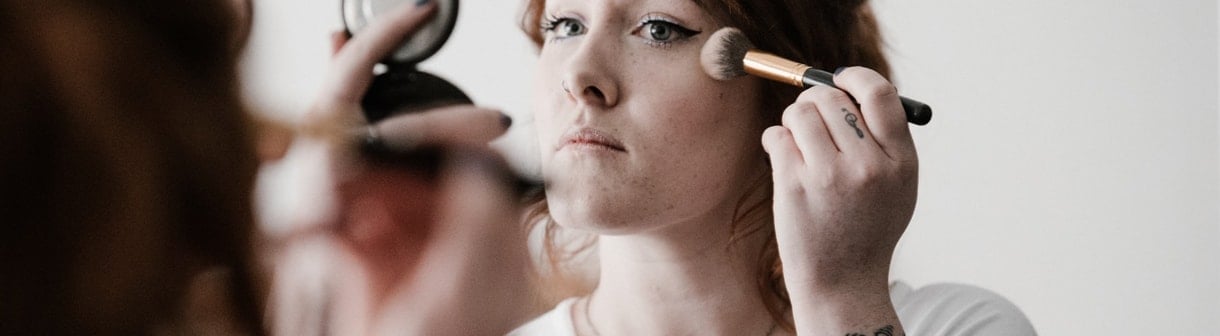 Descubra como segurar a maquiagem na pele oleosa durante todo o dia