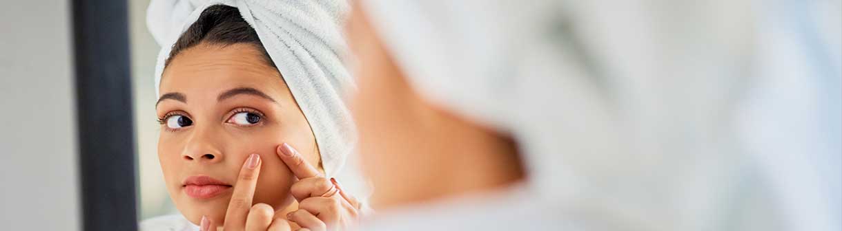 O que causa as manchas de acne?