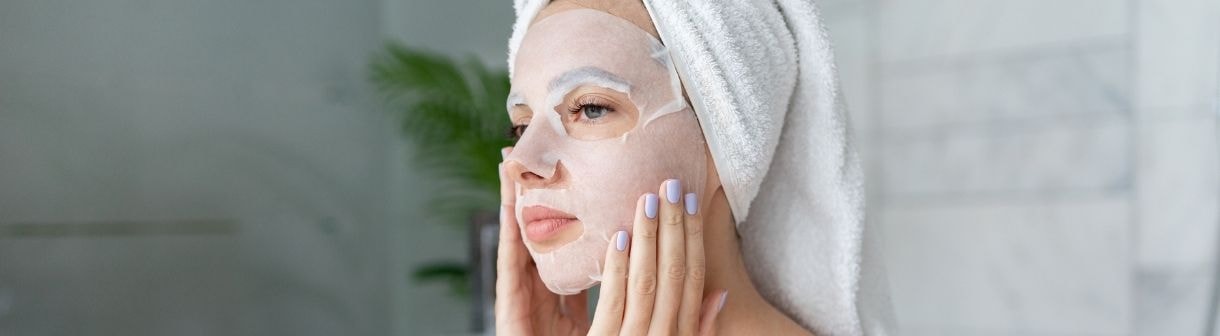 Máscara de skincare de tecido (sheet mask): só posso usar uma vez? É descartável? Tira mancha de espinha? 5 dúvidas sobre o produto