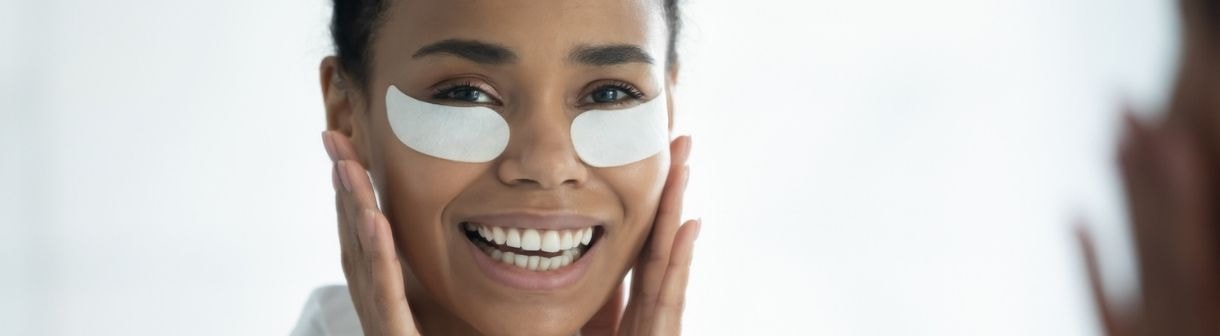 Máscara de tecido para olhos com água de coco