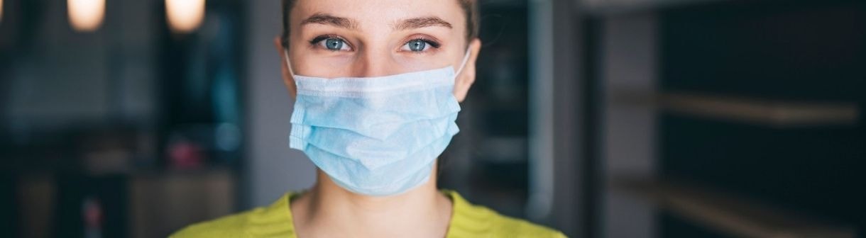 “Mascne”: máscara de proteção pode causar espinhas na pele