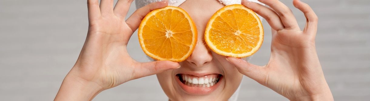 Mitos e verdades sobre Vitamina C: dermatologista desvenda as maiores dúvidas sobre a substância