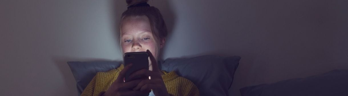 O que é luz visível? Como ela afeta a pele? Veja como se proteger da radiação usando o protetor solar com cor