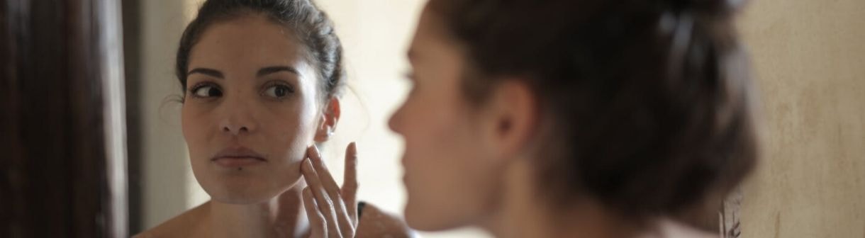 Pele oleosa: cravos, espinhas, brilho excessivo