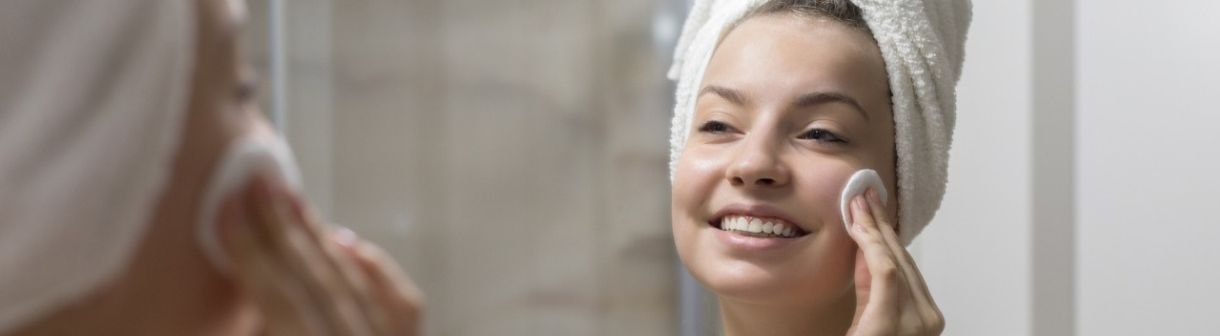 Pele oleosa e com manchas: dermatologista conta qual a rotina ideal para o rosto com espinhas, cravos, oleosidade e manchas