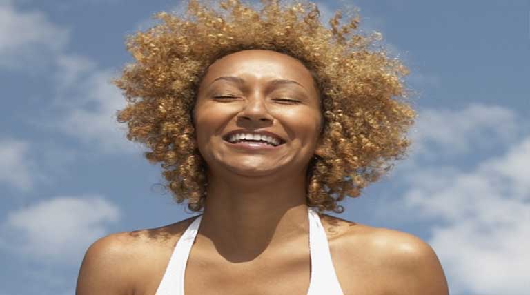 Posso descolorir meu cabelo cacheado veja dicas para não perder os cachos | Garnier