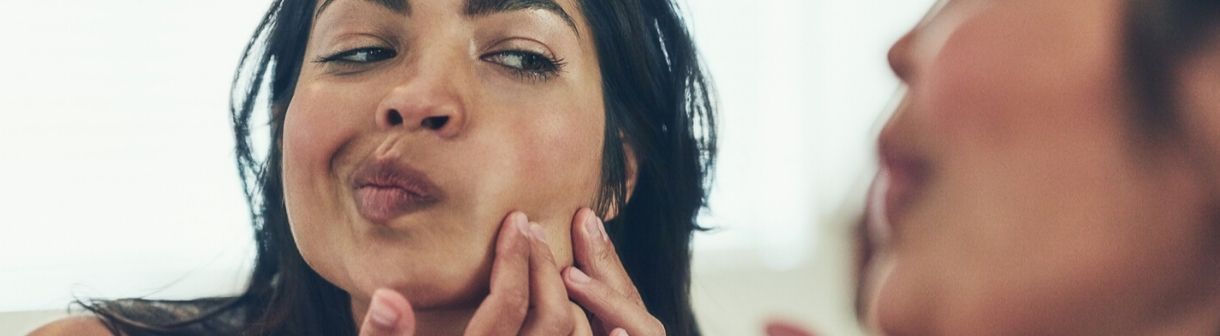 Posso espremer espinhas ou cravos na pele?