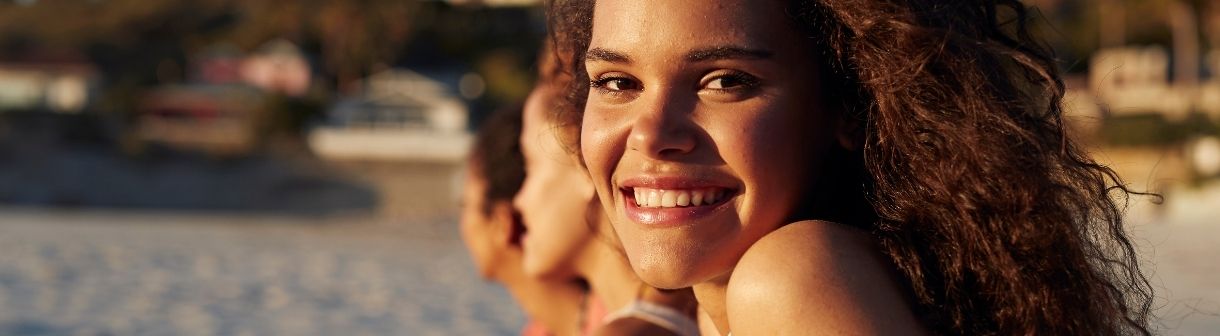 Posso usar protetor solar com cor na praia e na piscina? Dicas de como segurar o produto na pele no verão