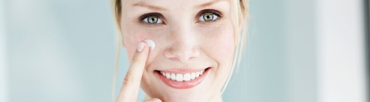 Posso usar vitamina C no sol? Dermatologista conta como usar essa substância na rotina de skincare na praia e na piscina Posso usar vitamina C no sol? Dermatologista conta como usar essa substância na rotina de skincare na praia e na piscina