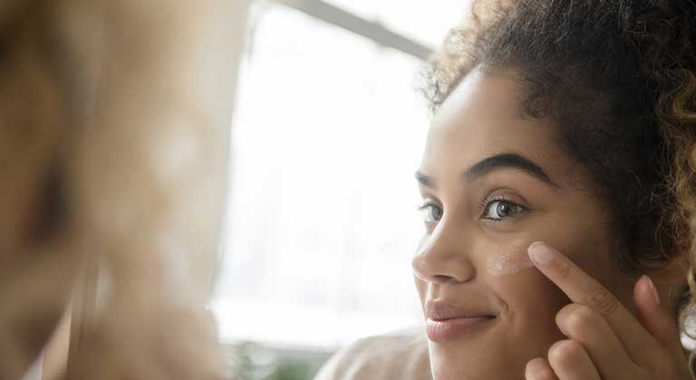 Preciso mesmo usar protetor solar estando o dia todo em casa