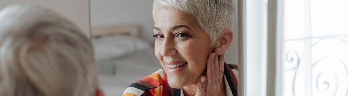 Preciso usar protetor solar com cor em casa? Entenda a importância desse hábito